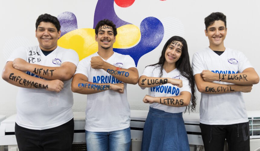 Escola de Cuiabá comemora aprovação de 26 estudantes para cursos da UFMT e 14 para outras universidades